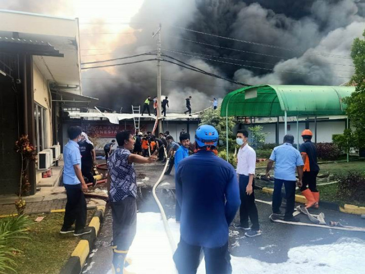 Gudang Elektronik Polytron di Demak Terbakar