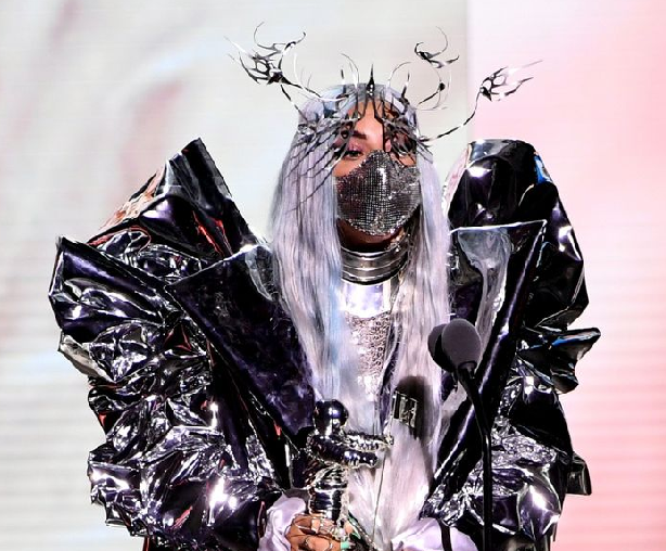 Gaga mengenakan masker metalik karya anak bangsa, Mety Choa. (Foto: Dok. KEVIN WINTER/MTV VMAS 2020/7news.com)