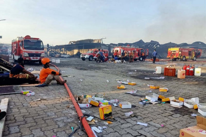 Setelah 15 Jam, Kebakaran di Gudang Polytron Padam