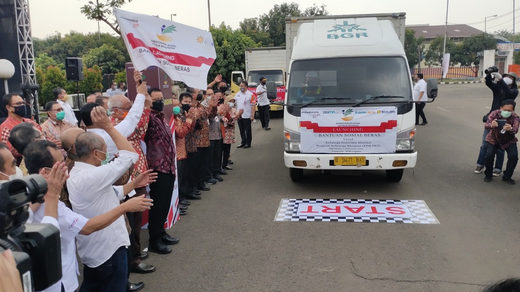 Peluncuran program bansos beras untuk 10 juta keluarga se-Indonesia di Perum Bulog, Kelapa Gading. Foto: Medcom.id/Yurike Budiman.