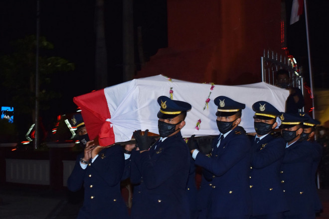 Prajurit TNI AU mengusung peti berisi jenazah Letkol Pnb Anumerta Luluk Teguh Prabowo saat prosesi pemakaman di Taman Makam Pahlawan Madiun, Jawa Timur, Rabu, 2 September 2020 malam.