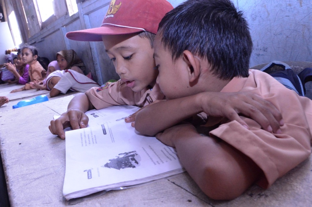 Siswa tengah membaca buku pelajaran di dalam kelas. Foto: Kemendikbud/Dok. BKLM.