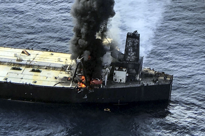 Kapal Tanker Terbakar di Lepas Pantai Sri Lanka