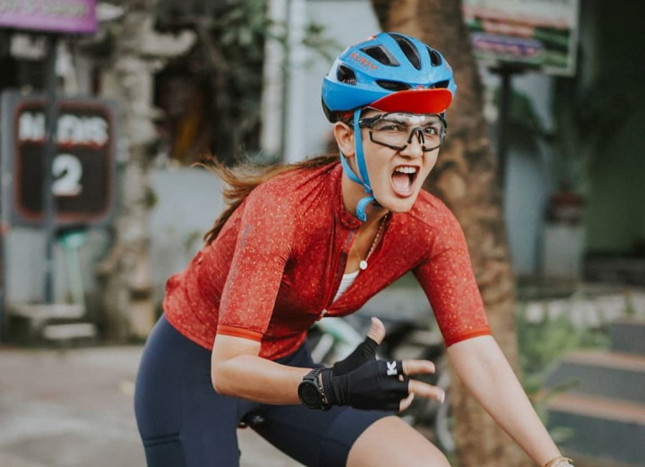 Kecelakaan Sepeda, Luna Maya Luka-Luka hingga Terima Jahitan