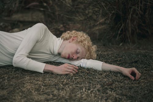 Albino atau albinisme adalah kelompok kelainan genetik langka dengan kekurangan pigmen. (Ilustrasi/Pexels)