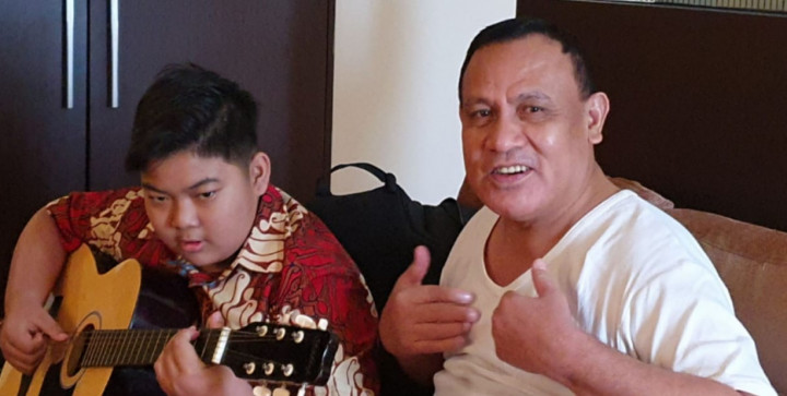 Kesederhanaan Firli Bahuri Menyanyikan Lagu Sewu Kuto Diiringi Gitar Sang Putera