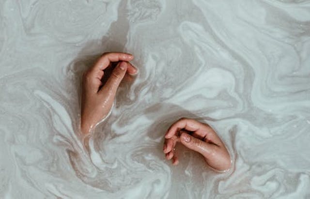 Apakah Mandi Air Hangat Bisa Menganggu Kelembapan Kulit?