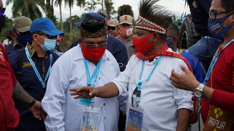 Didukung 8 Partai, Piet-Matret Mendaftar ke KPU Teluk Bintuni