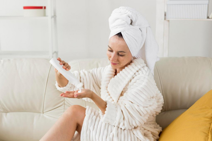 Pentingnya Penggunaan <i>Sunblock</i> meski di Rumah Saja