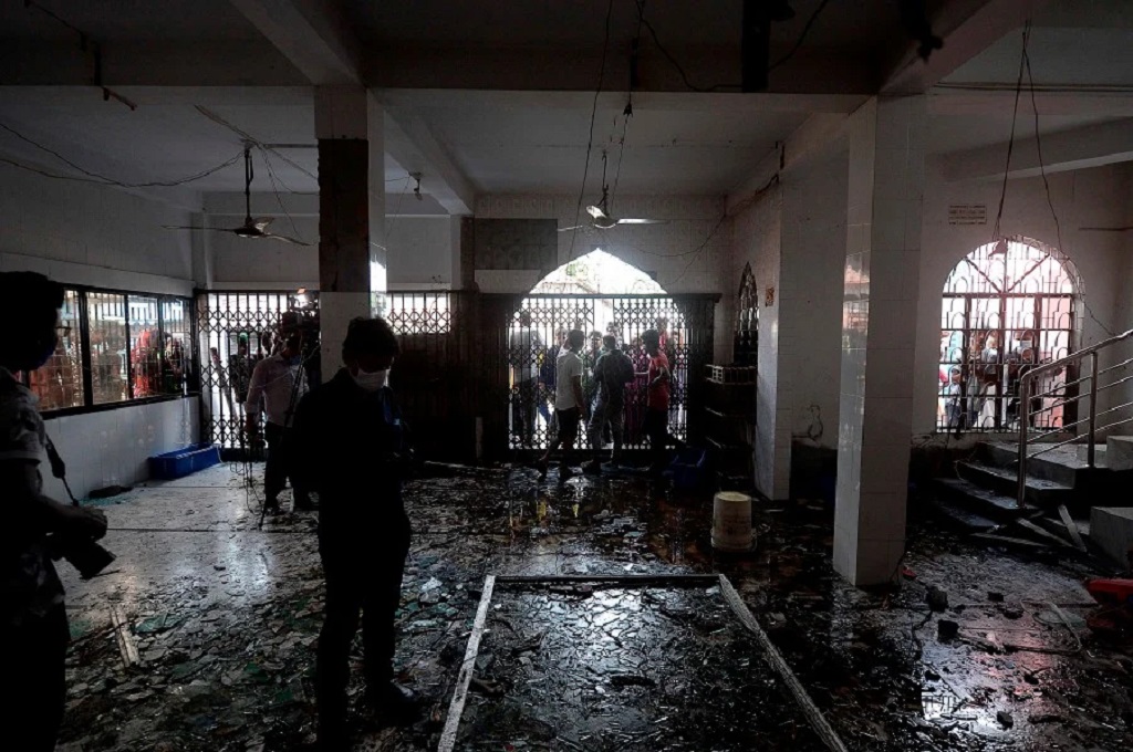 Petugas dan warga berada di dalam masjid di distrik Narayanganj, Bangladesh, yang hancur terkena ledakan pada Jumat 4 September 2020. (Foto: AFP)