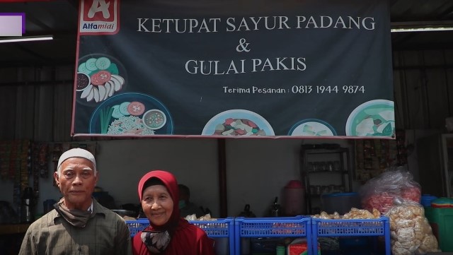 Ketupat padang ini legendaris sudah lebih dari 30 tahun bertahan. Letaknya di area Alfamidi Jalan Matraman Raya, Jakarta Timur. (Foto: Dok. Medcom.id/Sandra Odilifia)