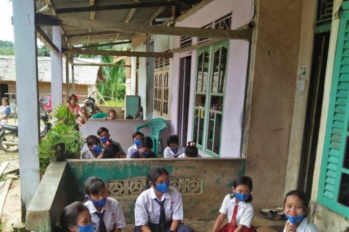 Pelajar di OKU Ikuti PJJ Melalui Radio