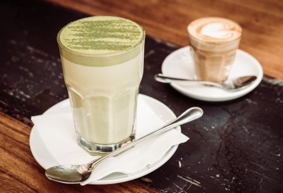 Sama seperti teh hijau yang mengandung 38 mg kafein per cangkir, matcha juga mengandung kafein. (Foto: Ilustrasi. Dok. Freepik.com)