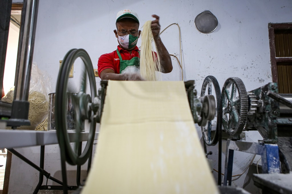 Pekerja UMKM tengah memproduksi mi. Foto: Antara/Fauzan