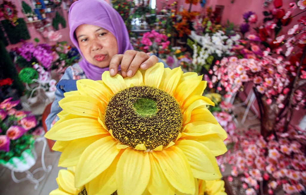 Perajin menyusun bunga hias di Galeri pembuatan tanaman hias dari plastik, di Cibinong, Kabupaten Bogor, Jawa Barat, Jumat (4/9/2020). Foto: Antara/Yulius Satria Wijaya