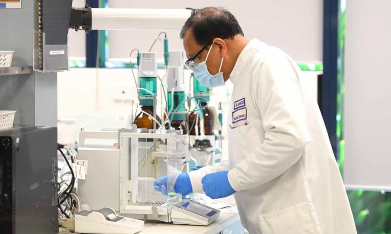 Peneliti terpaksa menunda sementara uji klinis fase tiga vaksin covid-19 dari AstraZeneca dan University of Oxford. Foto: AFP