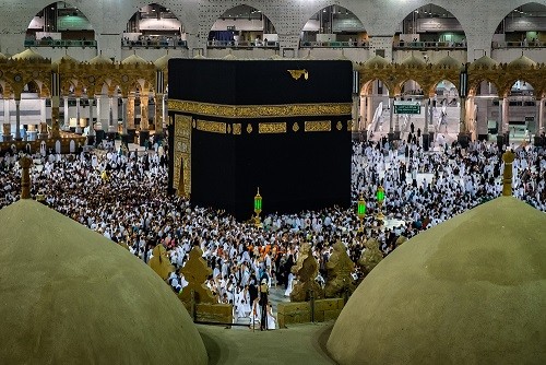 Ilustrasi: Umat Muslim melakukan tawaf keliling kakbah sebagai bagian dari pelaksanaan ibadah umrah di Masjidil Haram. (Foto: Antara/Aji Styawan)