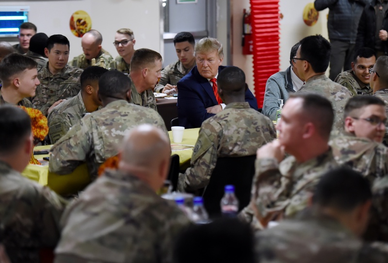 Presiden AS Donald Trump di antara pasukan Amerika di Afghanistan saat kunjungan 2019. Foto: AFP