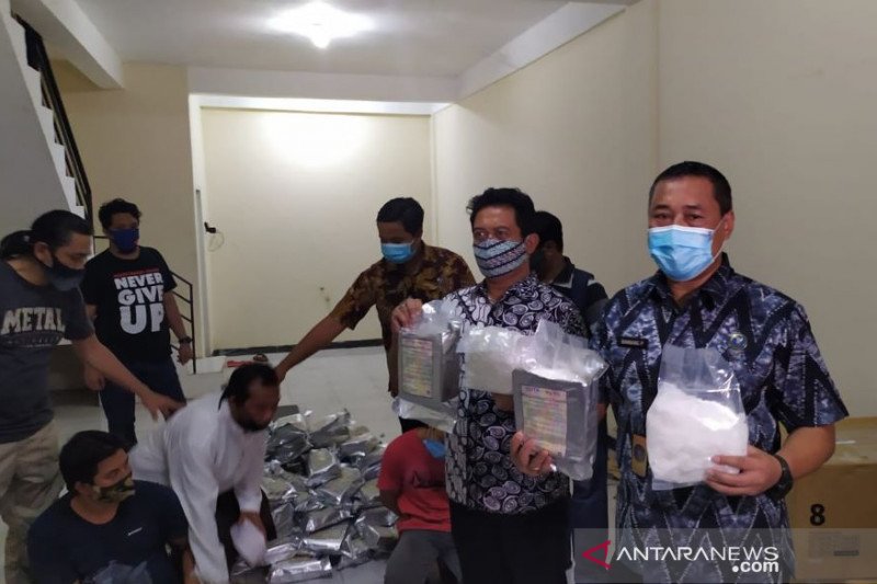 Barang bukti sabu dibungkus magnesium di gudang penyimpanan di daerah Gunung Anyar Surabaya. (ANTARA Jatim/Willy Irawan)