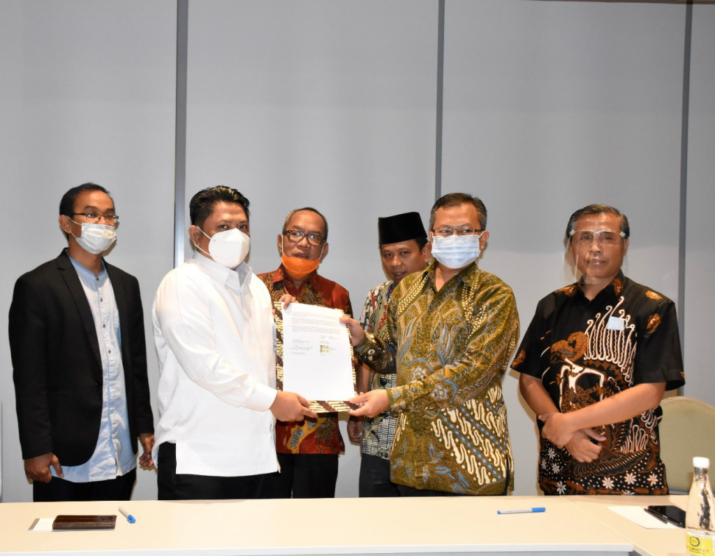 Penandatanganan Mou antara Kemenag dan Bebras Indonesia untuk pembekalan CT bagi siswa madrasah. Foto: Dok. Kemenag