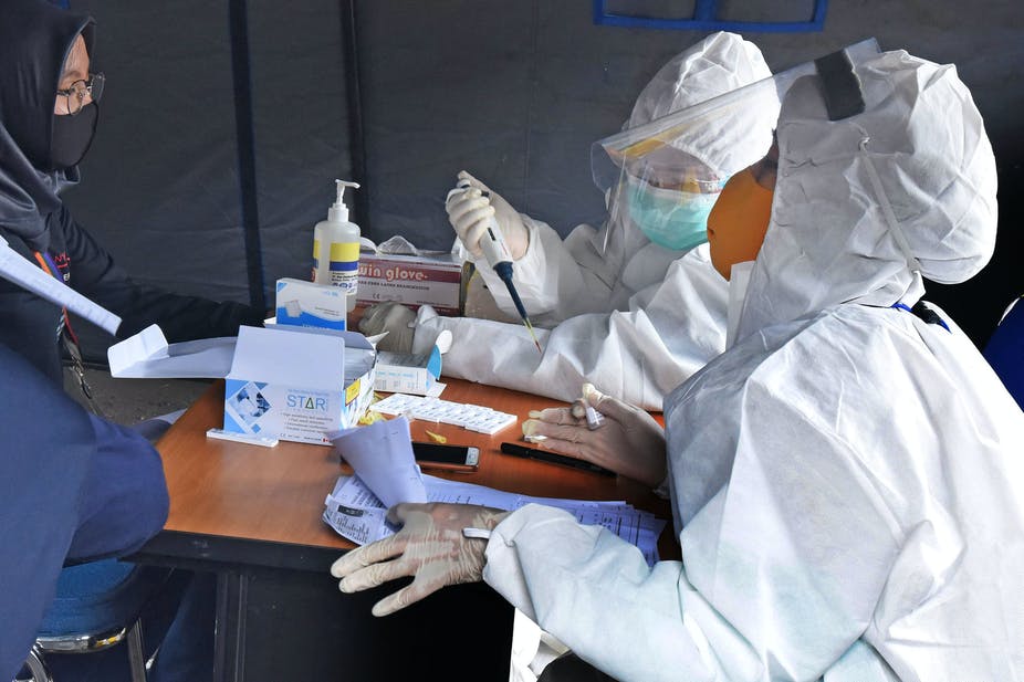 Petugas medis mengambil sampel darah warga yang akan bepergian saat tes diagnostik cepat (rapid test) di Puskesmas Tembong, Serang, Banten, 14 Juli 2020. ANTARA FOTO/Asep Fathulrahman/foc