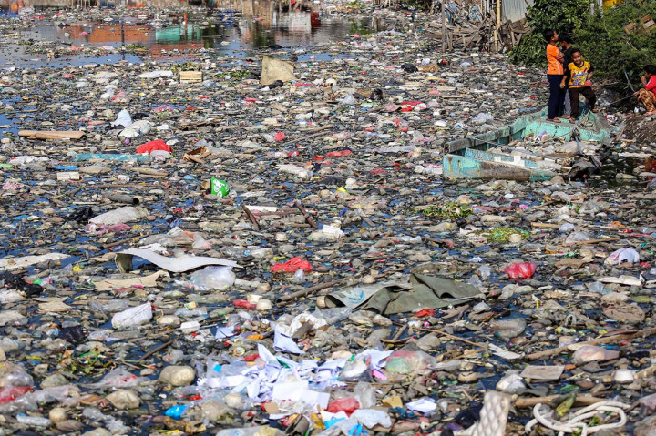 Kali Perancis Dipenuhi Sampah