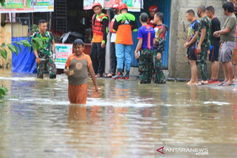 Personel TNI-AL saat membantu evakuasi warga di kawasan Jondul Rawang, Kamis (10/9/2020). (Foto: ANTARA/Fathul Abdi)