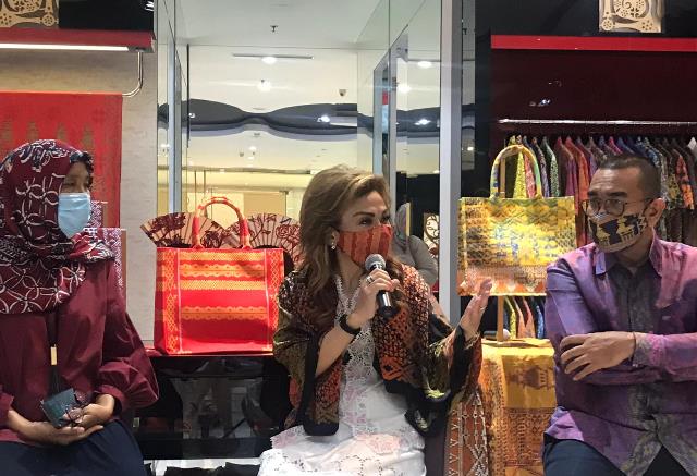 Peluncuran Batik Motif Tenun Karo dari Alleira Batik
