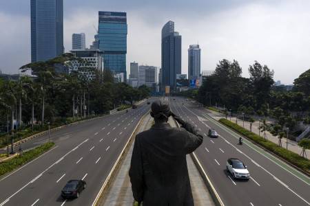 Sejumlah kendaraan melintas di Jalan Jenderal Sudirman, Jakarta Pusat, saat penerapan PSBB, Jumat, 10 April 2020. Foto: Antara/Sigid Kurniawan