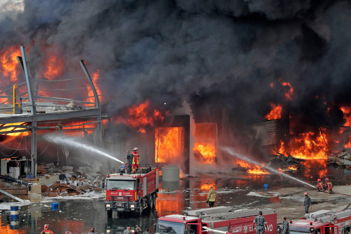 Setelah Ledakan Dahsyat, Pelabuhan Beirut Terbakar