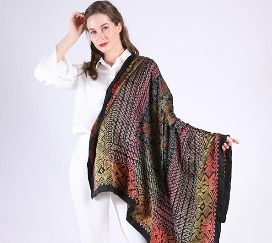 Pesona Motif Tenun Karo Warnai Koleksi Alleira Batik