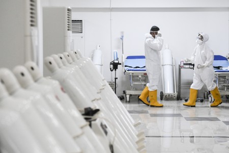 Petugas kesehatan memeriksa alat kesehatan di ruang IGD RS Darurat Penanganan Covid-19 Wisma Atlet Kemayoran, Jakarta, Senin, 23 Maret 2020. Foto: Antara/Hafidz Mubarak A