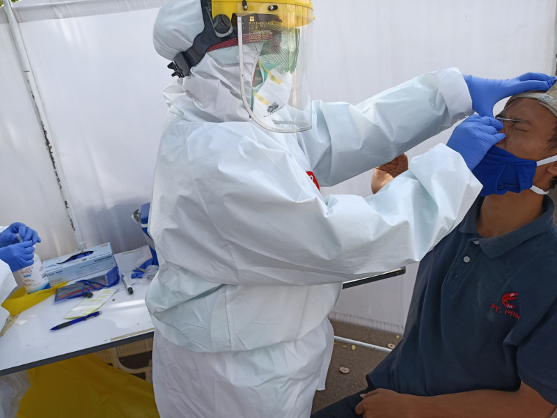 Puluhan pedagang Pasar Rawa Kerbau, Cempaka Putih Timur, Jakarta Pusat, menjalani swab test. (Foto: Medcom.id/Christian)