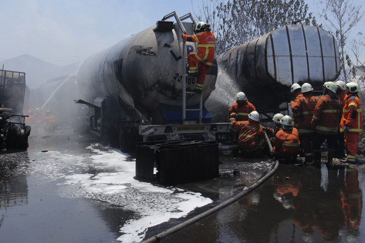 Lima Truk Tangki Terbakar di Surabaya