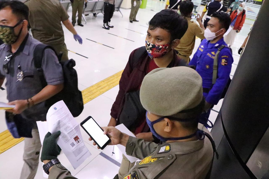 Pengecekan SIKM di Statiun Gambir. Medcom.id/Christian