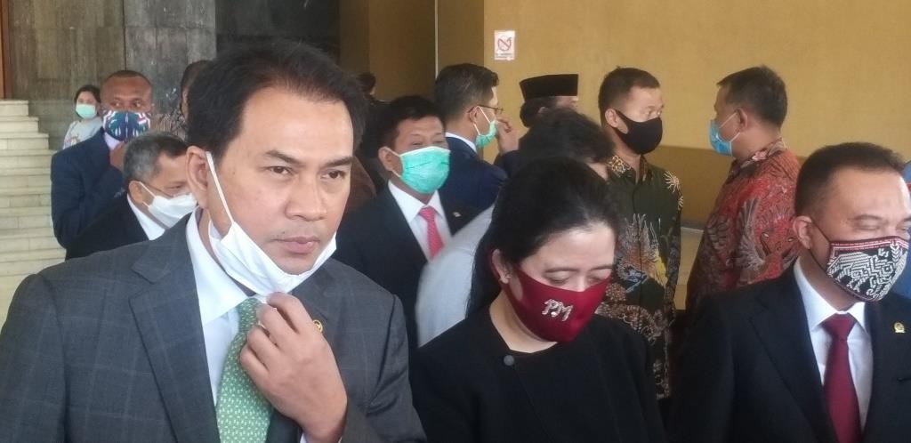 Wakil Ketua DPR bidang Politik dan Keamanan Azis Syamsuddin (kiri) di Kompleks Parlemen Senayan, Jakarta, Kamis, 16 Juli 2020. Foto: Medcom.id/Kautsar Widya Prabowo