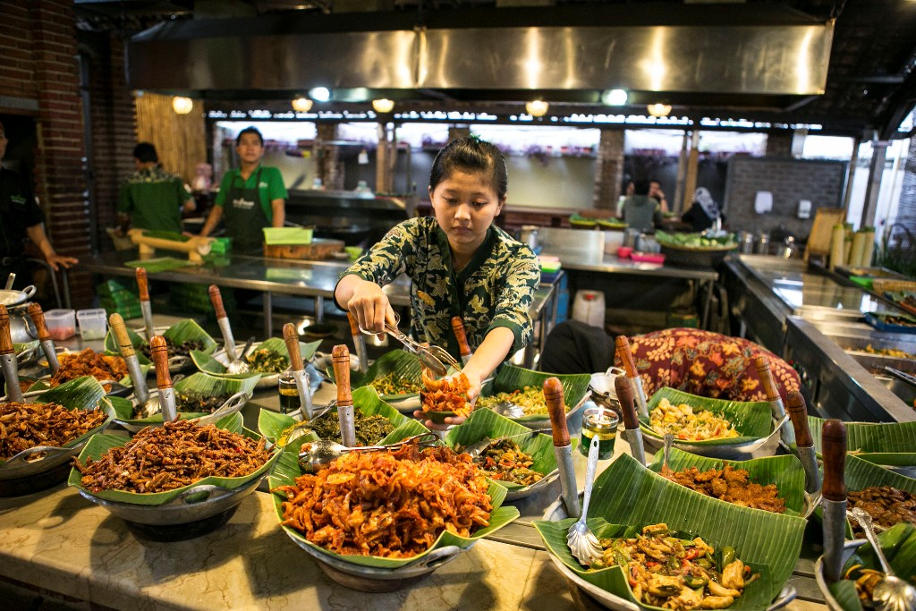 11 sektor usaha tetap boleh buka selama pengetatan PSBB. Foto: dok MI/Atet Dwi.