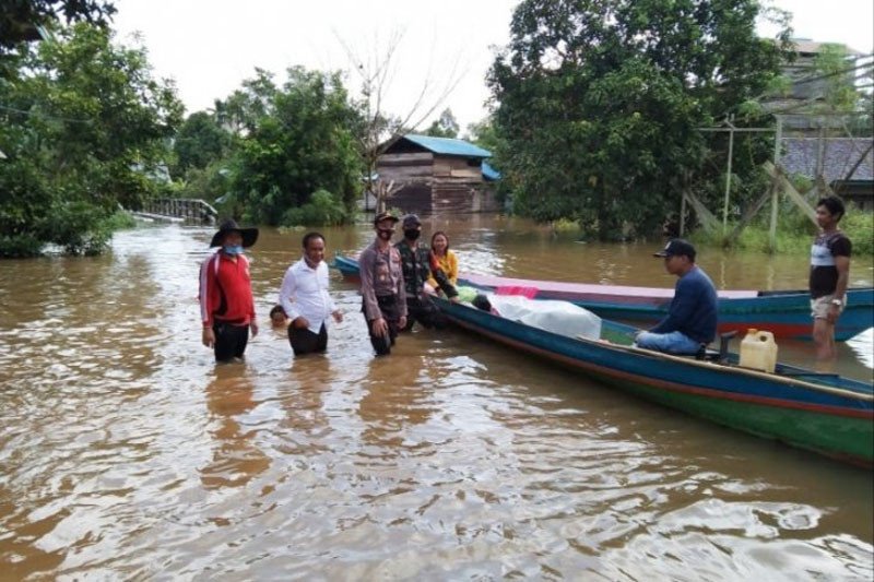 Camat Antang Kalang, Berdikari bersama Kapolsek dan Danramil setempat memantau kondisi banjir. ANTARA/HO-Camat Antang Kalang
