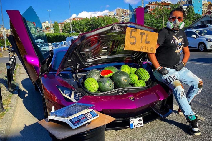 Ada Lamborghini Parkir Jualan Semangka