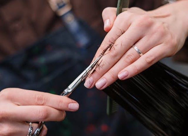 Tips Tetap <i>Stylish</i> saat Memotong Rambut Sendiri di Rumah