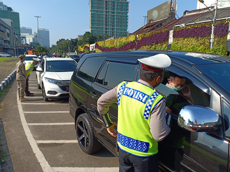 Ilustrasi. Polisi memeriksan pengendara di check point kendaraan saat pembatasan sosial berskala besar (PSBB) di DKI Jakarta. Medcom.id/Zaenal Arifin