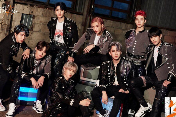 Stray Kids Obati Rindu Penggemar dengan Back Door