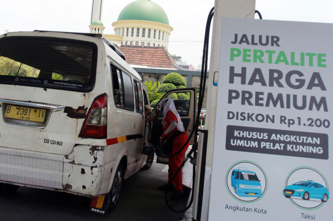 Petugas melakukan pengisian bahan bakar sebuah angkutan kota (angkot) di stasiun pengisian bahan bakar umum (SPBU) Ciputat, Tangerang Selatan, Banten, Selasa, 15 September 2020.