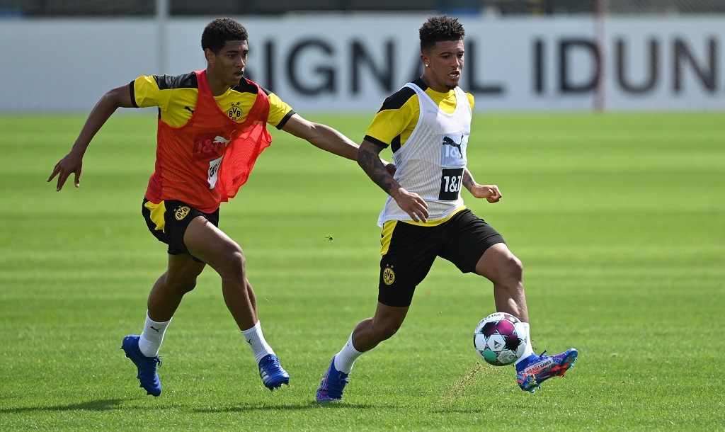Kebersamaan Jude Bellingham dan Jadon Sancho dalam sesi latihan Borussia Dortmund. (INA FASSBENDER / AFP)