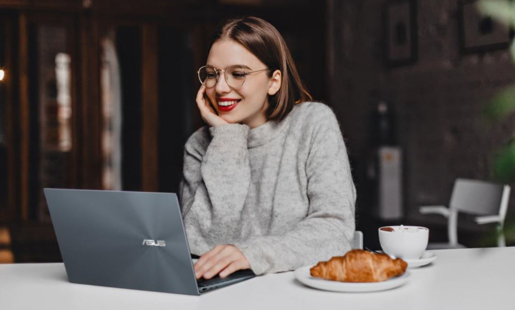 Asus ZenBook 14 (UX425) desain Zen di bagian luar.