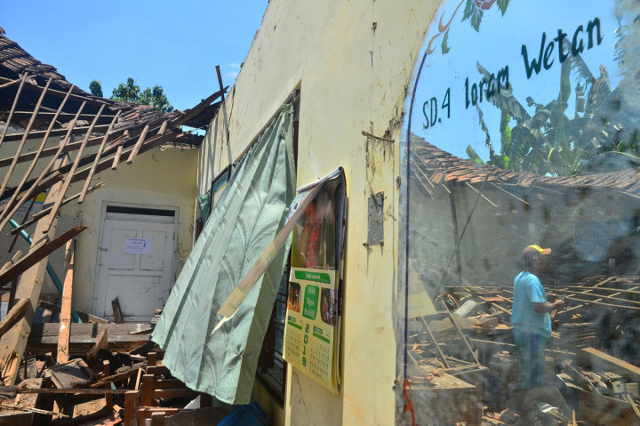 Atap Bangunan SD Loram Wetan Kudus Roboh