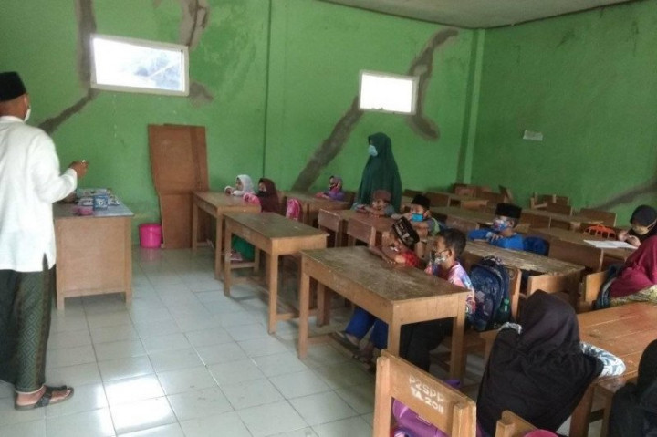 Puluhan Siswa Madrasah Diniyah di Lebak Belajar Tatap Muka