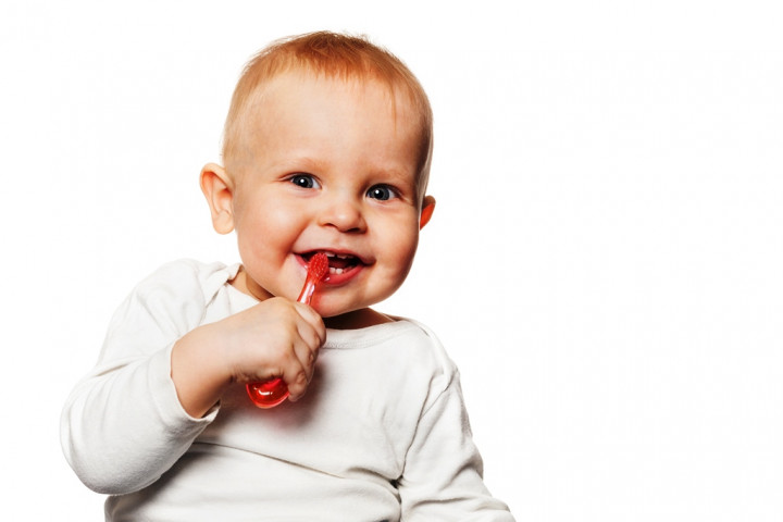 Menyikat Gigi Bayi Enggak Cukup Sekali Sehari
