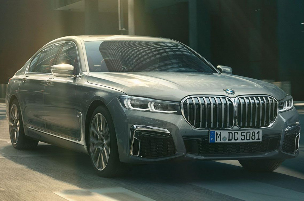 BMW Seri-7 sudah dilengkapi dengan fitur remote parking. BMW