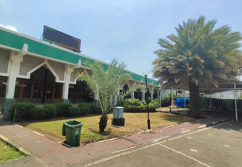 Masjid Raya Al-Musyawarah, Kelapa Gading, Jakarta Utara, meniadakan salat wajib berjamaah dan salat Jumat selama PSBB jilid II. Medcom.id/Yurike Budiman